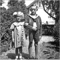 094-0209 Schirrau 1936, Elfriede Szimmetat und Dietrich Darge vor dem Posthaus.jpg